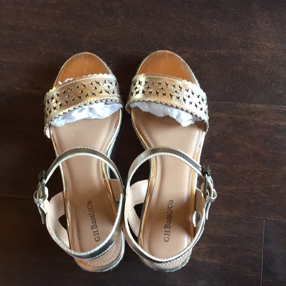 G.H. Bass & co. Metallic gold strapped sandals 6 - Picture 2 of 8